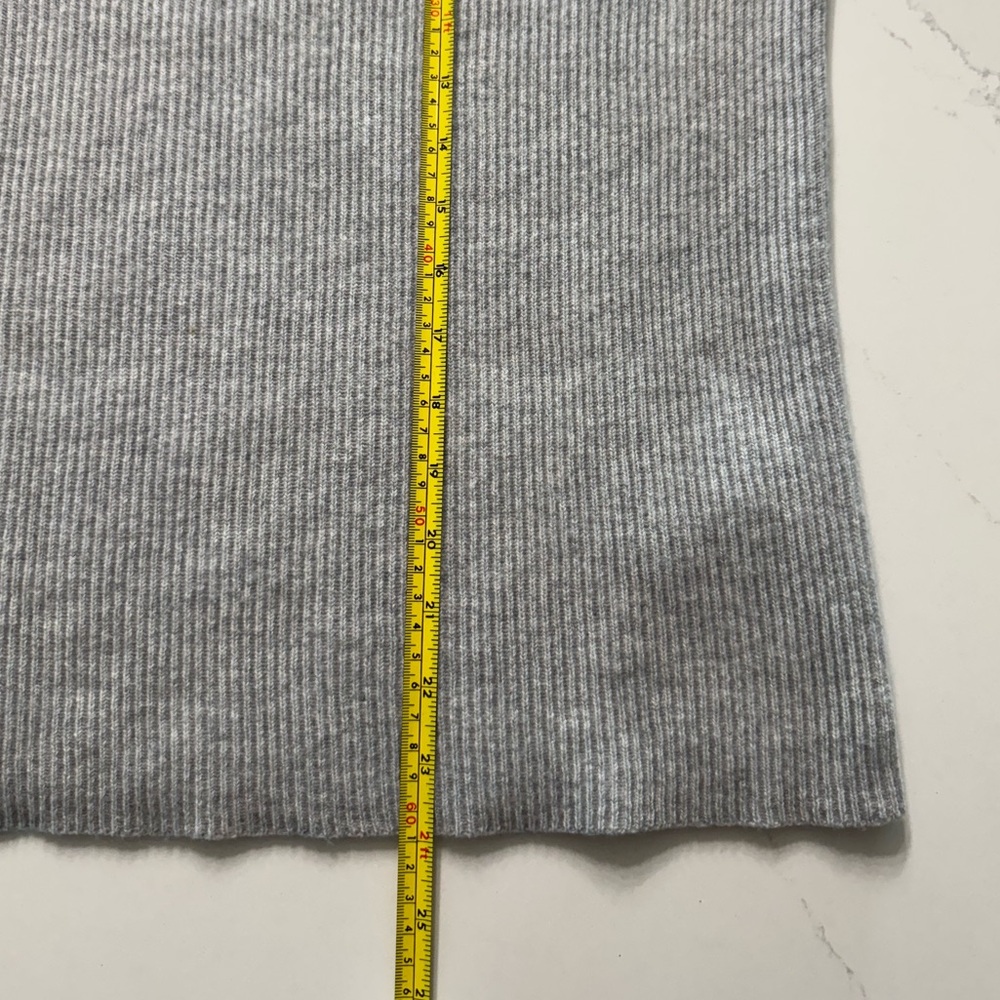 VINCE Cashmere Wool Blend Color
Block Soft Luxury V Neck Sweater (med - large) - Picture 15 of 16
